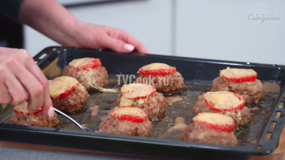 Котлеты из мясного фарша запеченные в духовке Котлеты из мясного фарша запеченные в духовке