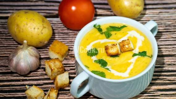 Картофельный суп-пюре с гренками по-деревенски Картофельный суп-пюре с гренками по-деревенски