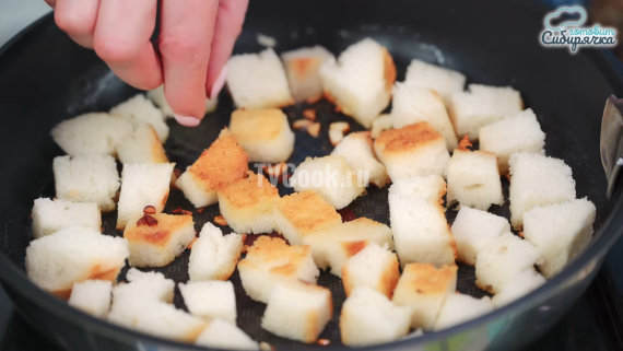 Картофельный суп-пюре с гренками по-деревенски Картофельный суп-пюре с гренками по-деревенски