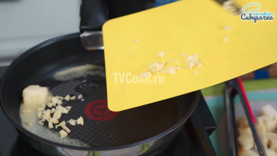 Картофельный суп-пюре с гренками по-деревенски Картофельный суп-пюре с гренками по-деревенски