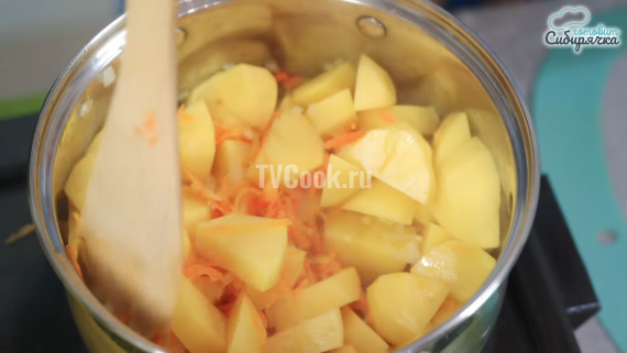 Картофельный суп-пюре с гренками по-деревенски Картофельный суп-пюре с гренками по-деревенски