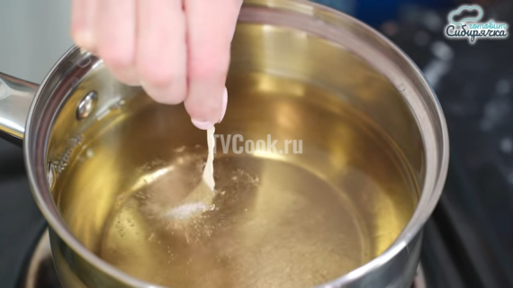 Печенье хворост в виде красивых розочек во фритюре Печенье хворост в виде красивых розочек во фритюре