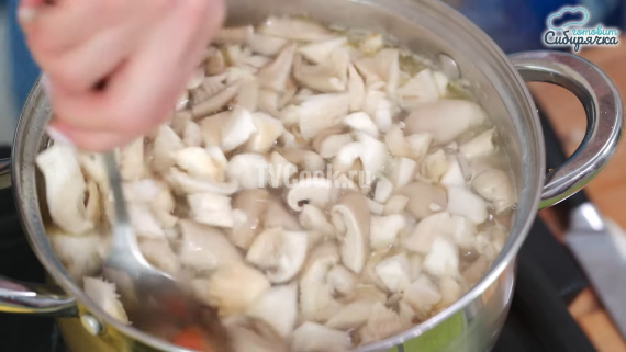 Грибной суп с картофелем и зеленью Грибной суп с картофелем и зеленью