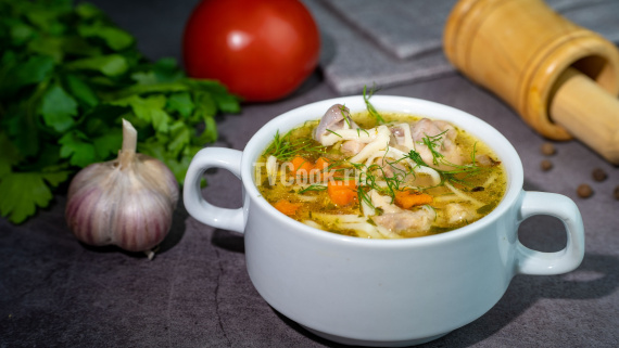 Куриный суп с домашней лапшой и специями Куриный суп с домашней лапшой и специями