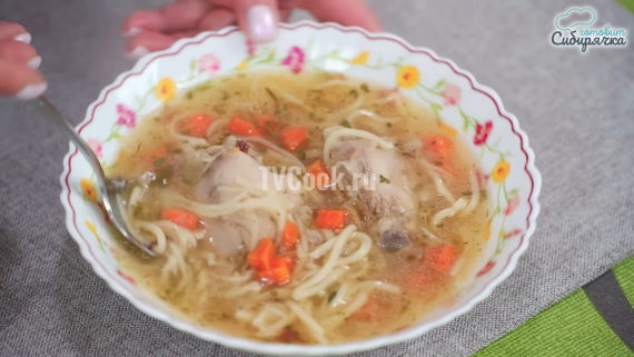 Куриный суп с домашней лапшой и специями Куриный суп с домашней лапшой и специями