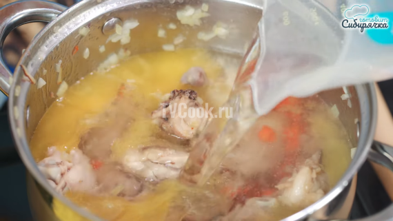 Куриный суп с домашней лапшой и специями Куриный суп с домашней лапшой и специями