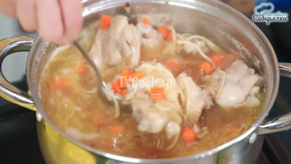 Куриный суп с домашней лапшой и специями Куриный суп с домашней лапшой и специями