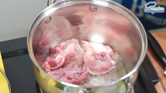 Куриный суп с домашней лапшой и специями Куриный суп с домашней лапшой и специями