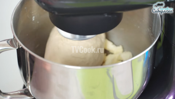 Творожный пирог из дрожжевого теста с абрикосами в духовке Творожный пирог из дрожжевого теста с абрикосами в духовке