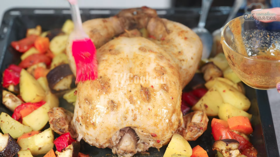 Курица запеченная с картошкой и овощами в духовке Курица запеченная с картошкой и овощами в духовке
