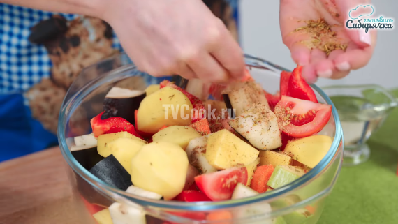 Курица запеченная с картошкой и овощами в духовке Курица запеченная с картошкой и овощами в духовке