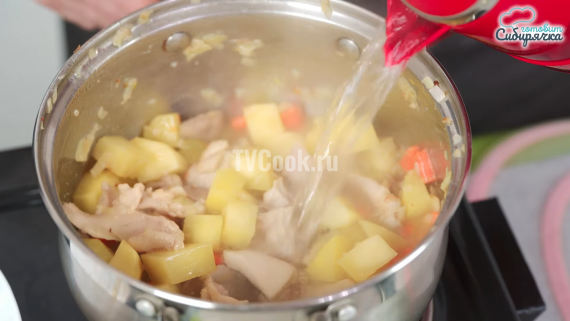 Диетический суп с курицей и вемишелью Диетический суп с курицей и вемишелью