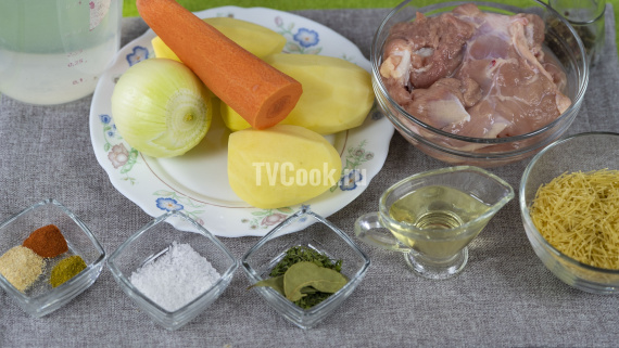 Диетический суп с курицей и вемишелью Диетический суп с курицей и вемишелью