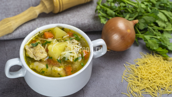Диетический суп с курицей и вемишелью Диетический суп с курицей и вемишелью