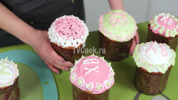 Пасхальные сдобные куличи с творогом и изюмом Пасхальные сдобные куличи с творогом и изюмом