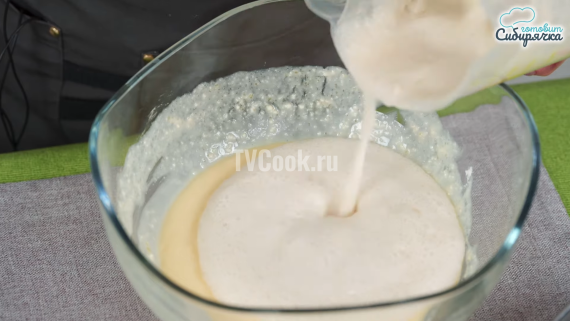 Пасхальные сдобные куличи с творогом и изюмом Пасхальные сдобные куличи с творогом и изюмом