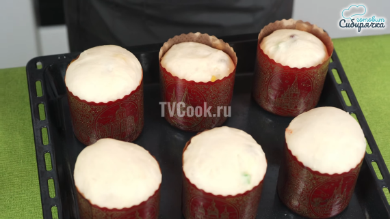 Пасхальные сдобные куличи с творогом и изюмом Пасхальные сдобные куличи с творогом и изюмом