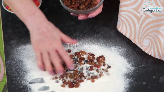Пасхальные сдобные куличи с творогом и изюмом Пасхальные сдобные куличи с творогом и изюмом