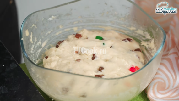 Пасхальные сдобные куличи с творогом и изюмом Пасхальные сдобные куличи с творогом и изюмом