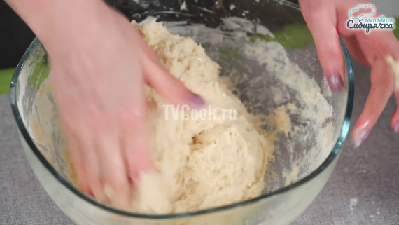 Пасхальные сдобные куличи с творогом и изюмом Пасхальные сдобные куличи с творогом и изюмом