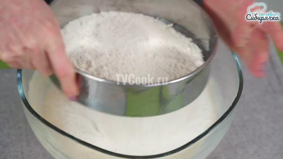 Пасхальные сдобные куличи с творогом и изюмом Пасхальные сдобные куличи с творогом и изюмом