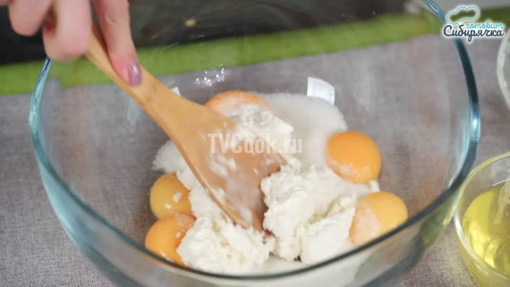Пасхальные сдобные куличи с творогом и изюмом Пасхальные сдобные куличи с творогом и изюмом