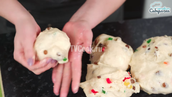 Пасхальные сдобные куличи с творогом и изюмом Пасхальные сдобные куличи с творогом и изюмом