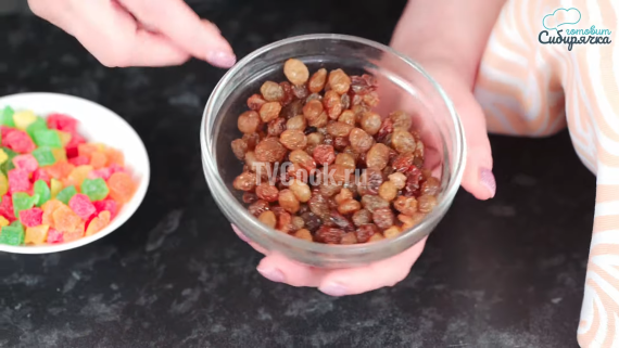 Пасхальные сдобные куличи с творогом и изюмом Пасхальные сдобные куличи с творогом и изюмом