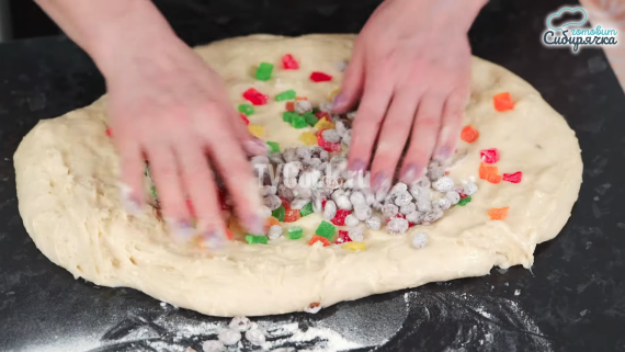 Пасхальные сдобные куличи с творогом и изюмом Пасхальные сдобные куличи с творогом и изюмом
