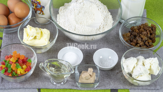 Пасхальные сдобные куличи с творогом и изюмом Пасхальные сдобные куличи с творогом и изюмом