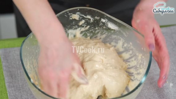 Пасхальные сдобные куличи с творогом и изюмом Пасхальные сдобные куличи с творогом и изюмом