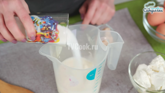 Пасхальные сдобные куличи с творогом и изюмом Пасхальные сдобные куличи с творогом и изюмом