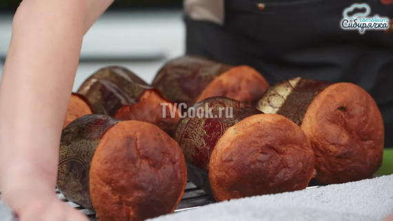 Пасхальные сдобные куличи с творогом и изюмом Пасхальные сдобные куличи с творогом и изюмом