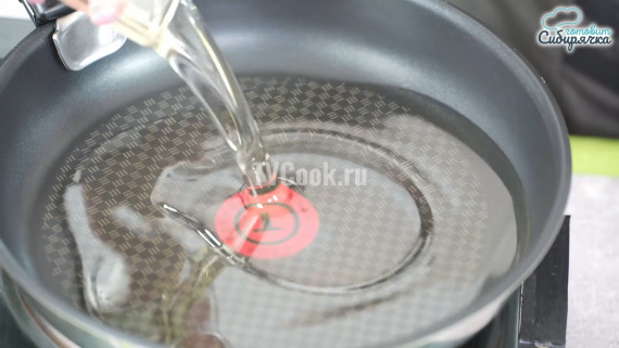 Куриные крылья на сковороде в панировке Куриные крылья на сковороде в панировке