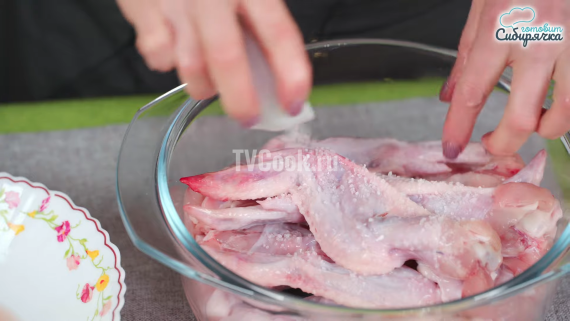 Куриные крылья на сковороде в панировке Куриные крылья на сковороде в панировке