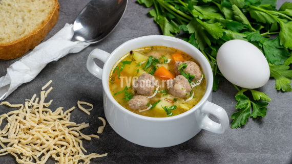 Быстрый суп с мясными фрикадельками и клецками Быстрый суп с мясными фрикадельками и клецками