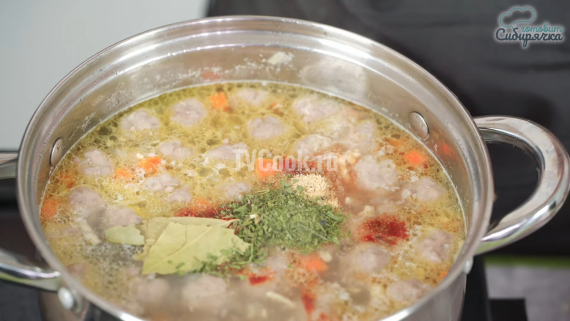 Быстрый суп с мясными фрикадельками и клецками Быстрый суп с мясными фрикадельками и клецками
