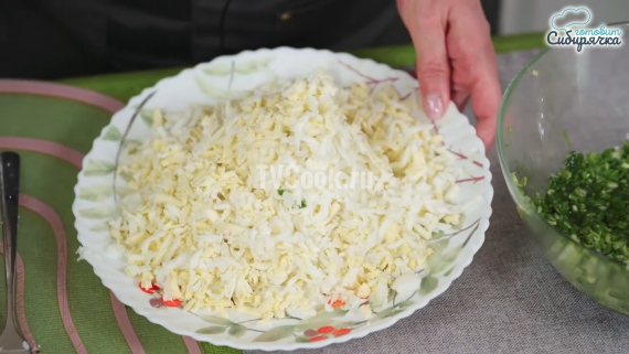 Пирожки с яйцом и зелёным луком на сковороде Пирожки с яйцом и зелёным луком на сковороде