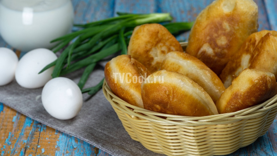 Пирожки с яйцом и зелёным луком на сковороде Пирожки с яйцом и зелёным луком на сковороде