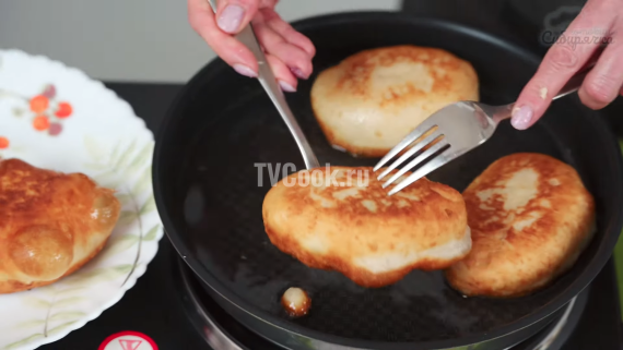 Пирожки с яйцом и зелёным луком на сковороде Пирожки с яйцом и зелёным луком на сковороде