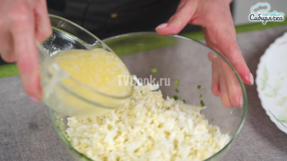 Пирожки с яйцом и зелёным луком на сковороде Пирожки с яйцом и зелёным луком на сковороде