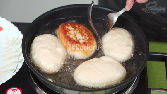 Пирожки с яйцом и зелёным луком на сковороде Пирожки с яйцом и зелёным луком на сковороде