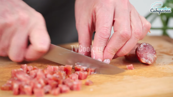 Классическая окрошка на квасе с колбасой Классическая окрошка на квасе с колбасой