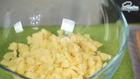 Классическая окрошка на квасе с колбасой Классическая окрошка на квасе с колбасой
