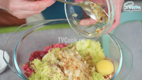 Котлеты из фарша с кабачком на сковороде Котлеты из фарша с кабачком на сковороде