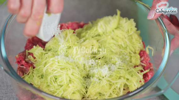 Котлеты из фарша с кабачком на сковороде Котлеты из фарша с кабачком на сковороде