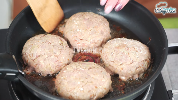 Котлеты из фарша с кабачком на сковороде Котлеты из фарша с кабачком на сковороде