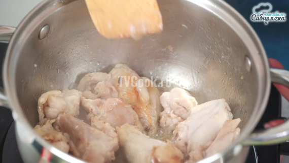 Куриный суп с крапивой и овощами Куриный суп с крапивой и овощами