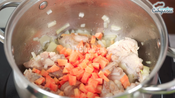 Куриный суп с крапивой и овощами Куриный суп с крапивой и овощами
