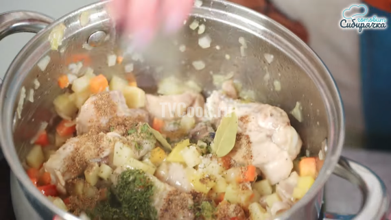 Куриный суп с крапивой и овощами Куриный суп с крапивой и овощами